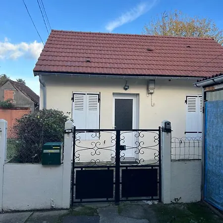 La Petite Maison Moulinoise, Avec Terrasse, Proche Foirail Et Centre *