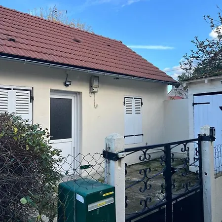 La Petite Maison Moulinoise, Avec Terrasse, Proche Foirail Et Centre * Moulins (Allier)
